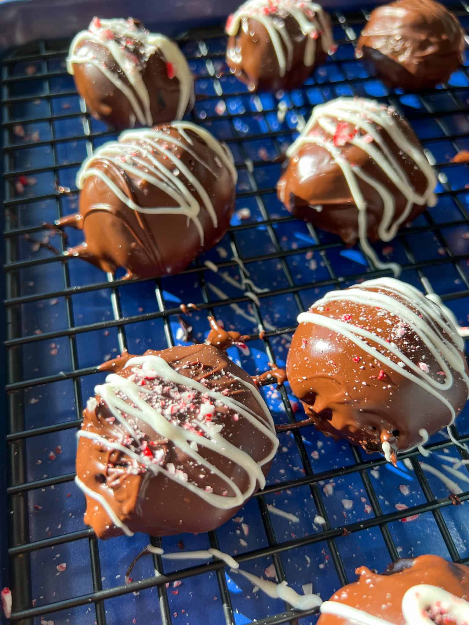 Peppermint Fudge Balls (Oreo Truffles) 2 Peppermint fudge balls (Oreo truffles)