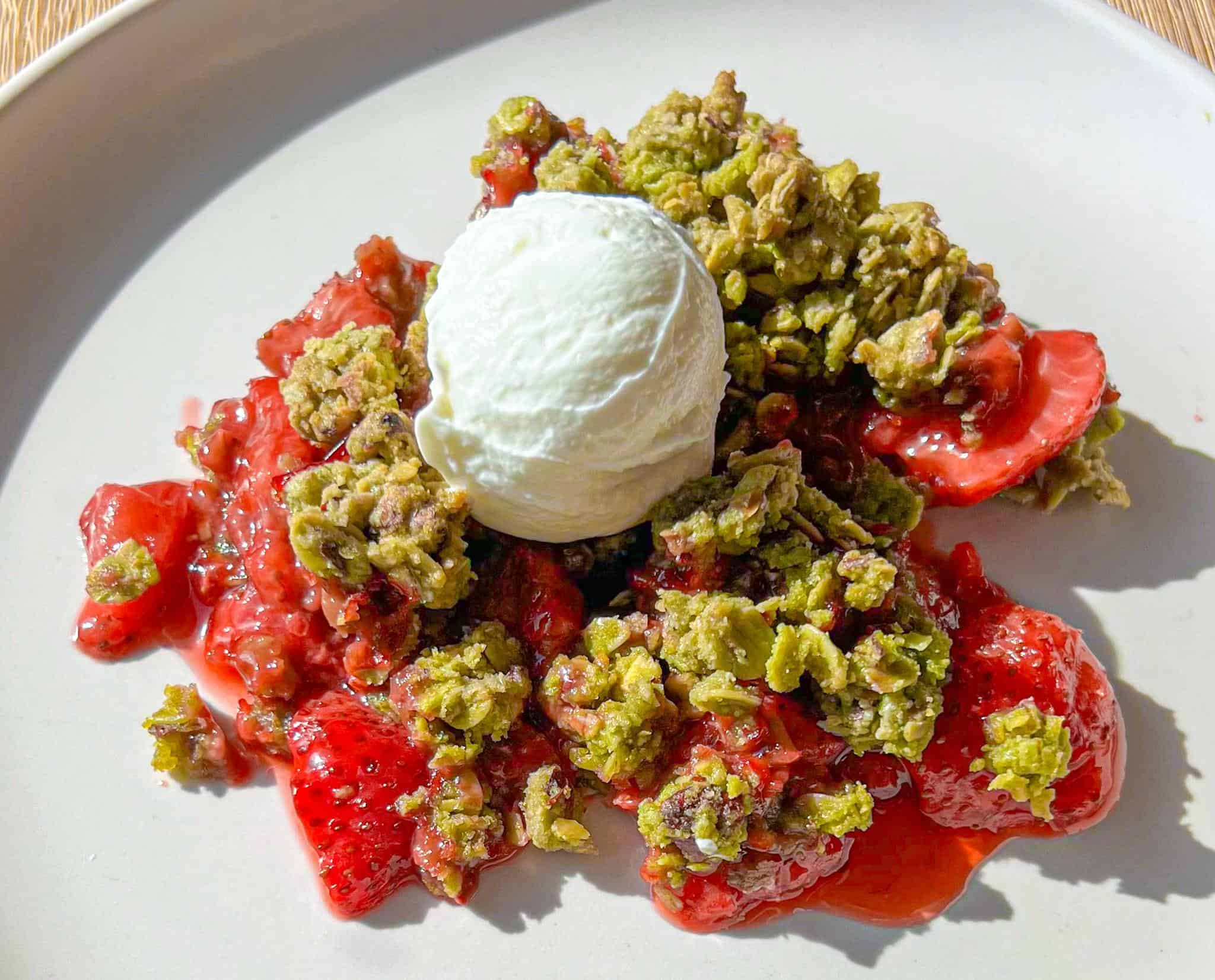 Easy Strawberry Matcha Crisp 8 plated matcha strawberry crisp crumble